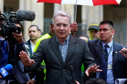 El expresidente Álvaro Uribe gesticula tras votar en el referéndum, este domingo, en Bogotá.-REUTERS / JOHN VIZCAINO