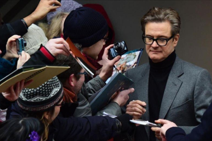 El actor Colin Firth, firmando autógrafos en el estreno de 'El editor de libros'.-AFP / JOHN MACDOUGALL