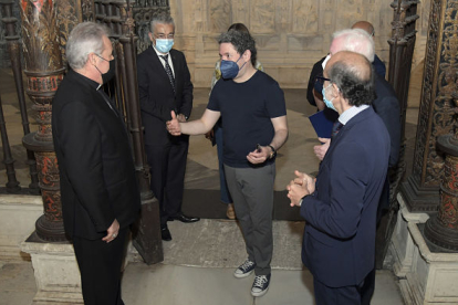 Gustavo Dudamel en un instante de sus visita a la Catedral, donde dirigirá dos conciertos. ICAL