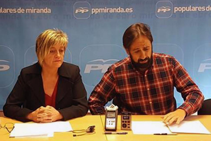 Rosario Fernández y Sergio Montoya durante la presentación de sus 25 medidas.-ECB
