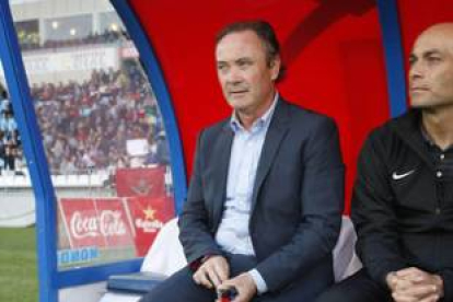 Juan Ignacio Martínez, JIM, antes de comenzar el partido entre el Almería y el Levante.-Foto: EFE / CARLOS BARBA