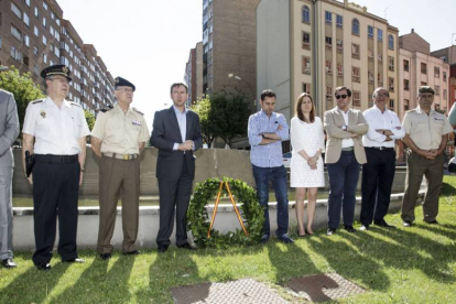 El alcalde y autoridades políticas y militares en el homenaje a las víctimas de ETA.-SANTI OTERO