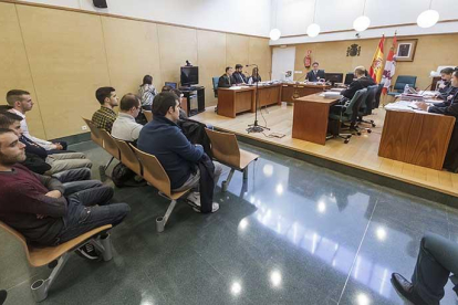 El juicio celebrado en marzo estuvo protagonizado por las doce personas detenidas en los disturbios del 10 de enero de 2014.-SANTI OTERO