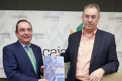 El director general de Cajaviva y el presidente de FAE presentaron ayer el informe sobre la elección en los estudios.-RAÚL OCHOA