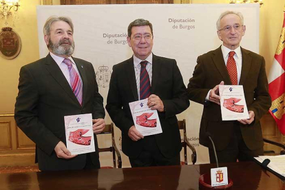 (De izq. a dch), Francisco del Amo, Céar Rico y Emilio González Terán, ayer durante la presentación del libro de la Hermandad.-R. OCHOA