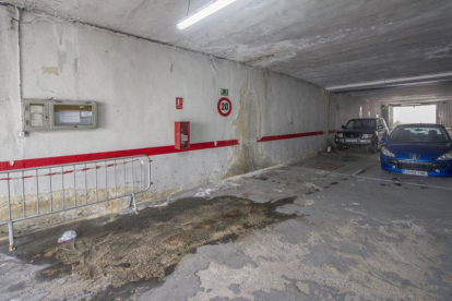 El interior del garaje, que tiene entrada por calle Santiago y Pérez Platero, presenta humedades.-ISRAEL L. MURILLO