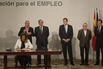Fátima Báñez firma del acuerdo del programa de activacion para el empleo, ante Rajoy y representantes de los sindicatos y las patronales, en la Moncloa.-Foto: AGUSTÍN CATALÁN
