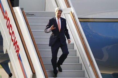 El secretario de Estado de Estados Unidos, John Kerry a su llegada al aeropuerto Vnukovo de Moscú.-EFE/Yuri Kochetkov