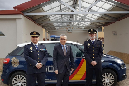 Roberto Saiz y Jesús María Nogales dan la bienvenida al nuevo inspector jefe, José Joaquín Gomá Torres.-L. V.