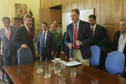 Reunión entre el alcalde de Burgos y la junta directiva de FAE.-RAÚL G. OCHOA