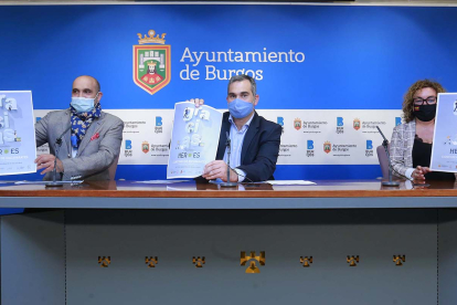 Fernando de la Varga, Leví Moreno y Consuelo Fontecha con el cartel del concurso. RAÚL G. OCHOA