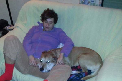 La enfermera Teresa R. R., contagiada de ébola, en compañía de su perro 'Excalibur'.-