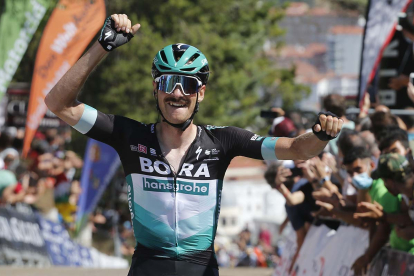 Felix Grossschartner (Bora Hansgrohe) atraviesa victorioso la línea de llegada de la primera etapa de la Vuelta a Burgos. SANTI OTERO