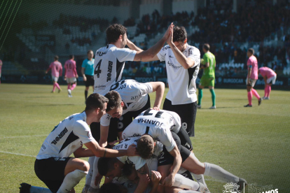 Los jugadores del Burgos celebran un gol en el partido de hoy. BURGOS CF