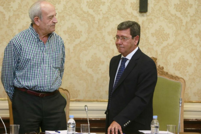 El responsable de Hacienda, José María Martínez, y el presidente de la Diputación, César Rico.-RAÚL G. OCHOA