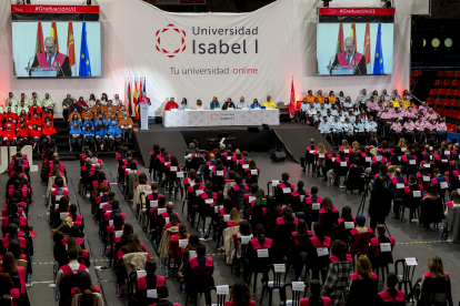 Instante de la graduación de alumnos de la Universidad Isabel I que se celebró en el Polideportivo Municipal de El Plantío. SANTI OTERO