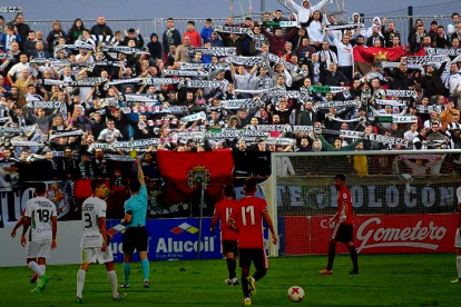 Imagen de la afición del Burgos CF en Anduva.-JOSÉ ESTEBAN EGURROLA