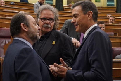 José Luis Ábalos, Joan Tardà y Pedro Sánchez conversan durante un pleno del Congreso.-JOSÉ LUIS ROCA