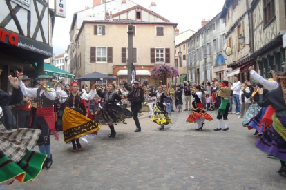 Pasacalles interpretado por el Grupo de Danzas Tierras del Cid.-ECB