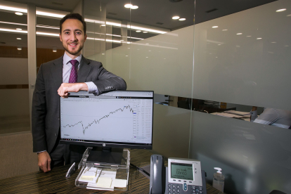 Omar García Morales, analista financiero de Renta 4 en Burgos, es uno de los seis finalistas al premio mejor banquero joven de Citywire. TOMÁS ALONSO