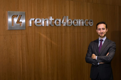 Omar Morales García es asesor financiero en Renta 4 desde que terminó sus estudios de ADE en la UBU. TOMÁS ALONSO
