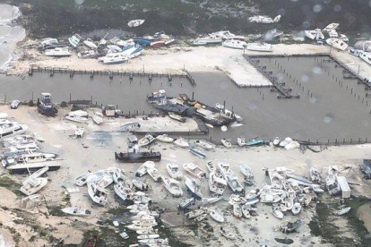 Vista aérea tomada por la Guardia Costera de Bahamas en la que se aprecia la destrucción causada por el ’Dorian’ en un puerto de recreo del archipiélago.-EFE