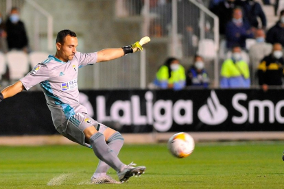 Alfonso Herrero despeja un balón en El Plantío. SANTI OTERO