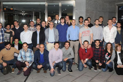 Plantilla, cuerpo técnico, trabajadores y directiva del CB Miraflores cerraron la temporada con una cena.-ISRAEL L. MURILLO