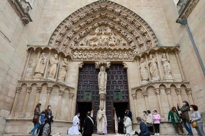 El arzobispo de Burgos, Fidel Herráez, bendice a la ciudad desde la puerta del Sarmental durante la celebración del Corpus Christi. / RAÚL G. OCHOA