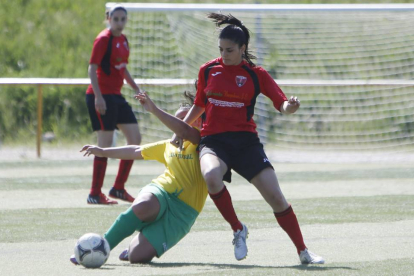 Estefanía pugna por un balón con una jugadora del Amigos del Duero en el choque de ayer-Raúl G. Ochoa