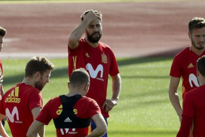 Gerard Piqué, en el centro, en el entrenamiento de la selección en Las Rozas este miércoles.-EFE