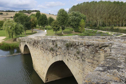 La localidad lleva décadas pidiendo que se salvaguarde este puente histórico, ya que es muy utilizado habitualmente poniendo en peligro el conjunto. R. OCHOA