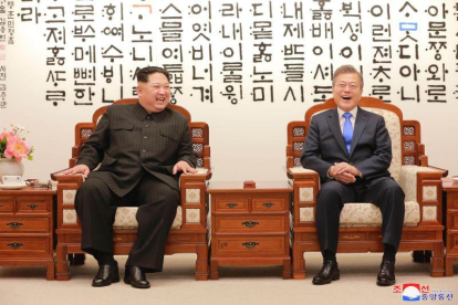 Kim Jong Un y Moon Jae-in, pactan el final de las tensiones armamentísticas entre las dos coreas.-STR (AFP)