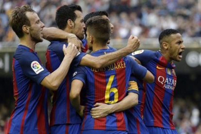 Los jugadores del Barça celebran el 2-3 obra de Messi en Mestalla.-AP / MANU FERNÁNDEZ
