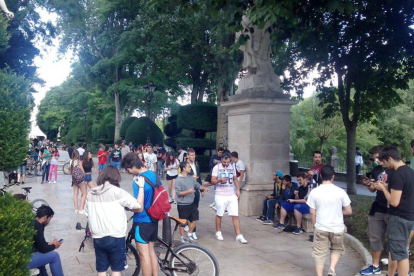 La primera quedada del juego de moda en la capital reunía a todos estos jóvenes este viernes en El Espolón.-@PokemonGO_BUR