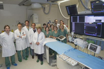 Profesionales de Cardiología posan en la sala de Hemodinámica. En el centro, el jefe del servicio, Pablo Jesús Ruiz Pérez.-ISRAEL L. MURILLO