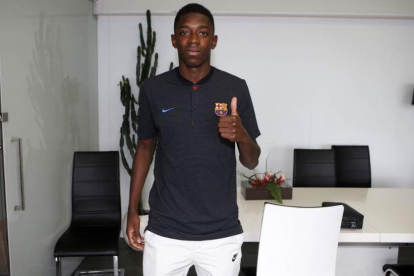 Dembélé posa en las oficinas del Camp Nou-FC BARCELONA