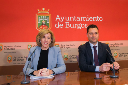 La presidenta de Patrimonio Nacional, Ana de la Cueva, y el alcalde de Burgos, durante la presentación de los plazos de intervención en el Parral. TOMÁS ALONSO