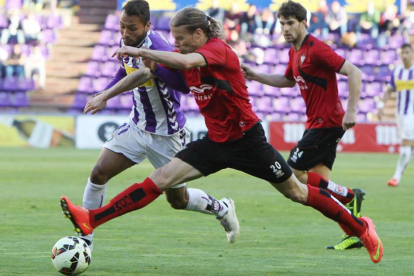 Aitor Fernández trata de arrebatar un balón a un delantero del Real Valladolid en el choque de ayer en Zorrilla-J. M. Lostau