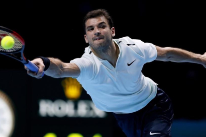 Grigor Dimitrov, en una jugada de su partido ante Dominic Thiem-AP / KIRSTY WIGGLESWORTH