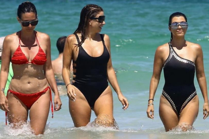 Kourtney Kardashian luce sus curvas en Miami Beach.-GTRES
