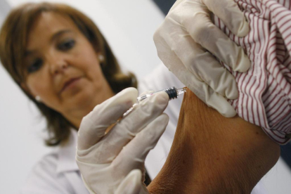 CÓRDOBA 3-10-11 La Consejería de Salud ha iniciado este mismo lunes en los centros sanitarios públicos andaluces la campaña de vacunación contra la gripe, gracias a los 1,3 millones de dosis adquiridas de la nueva vacuna trivalente, dirigida a inmunizar contra el virus AH1N1, otra cepa más del tipo A y una tercera del tipo B, que se prevé circulen en esta temporada 2011-2012. FOTO: MADERO CUBERO