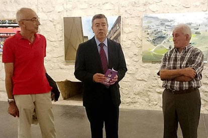 El alcalde, en el centro, durante la inauguración de la muestra.-ECB