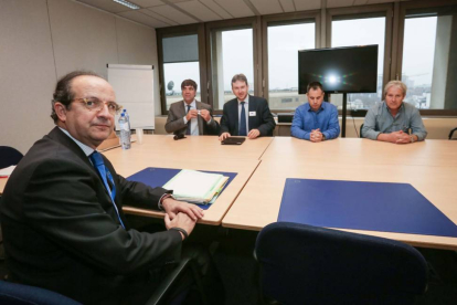 El director general de Empresa e Industria de la Comisión Europea, Daniel Calleja (izquierda) recibió a los representantes municipales y del comité de empresa.-ICAL