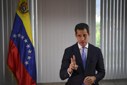Guaidó dijo que 29 diputados han sido perseguidos y apresados por el tribunal chavista.-AFP