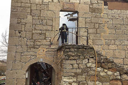 Un bombero supervisa la estructura de la iglesia tras el  incendio del año pasado.-Archiburgos