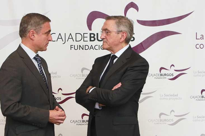 Rafael Barbero y Ginés Clemente conversan en la sede de la Fundación Caja de Burgos en la Casa del Cordón.-RAUL OCHOA