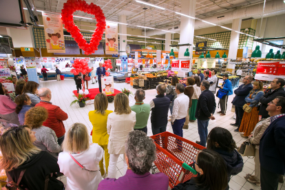 La presentación de la campaña de Desayunos y Meriendas con corazón se celebró en el supermercado de Alcampo. TOMÁS ALONSO