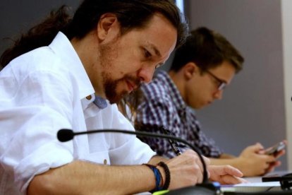 Pablo Iglesias e Íñigo Errejón reflexionan sobre el futuro de Podemos en el curso de verano de El Escorial.-DAVID CASTRO