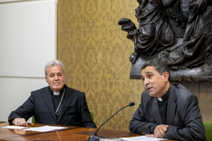 El arzobispo, Mario Iceta, y Fernando García Cadiñanos. SANTI OTERO